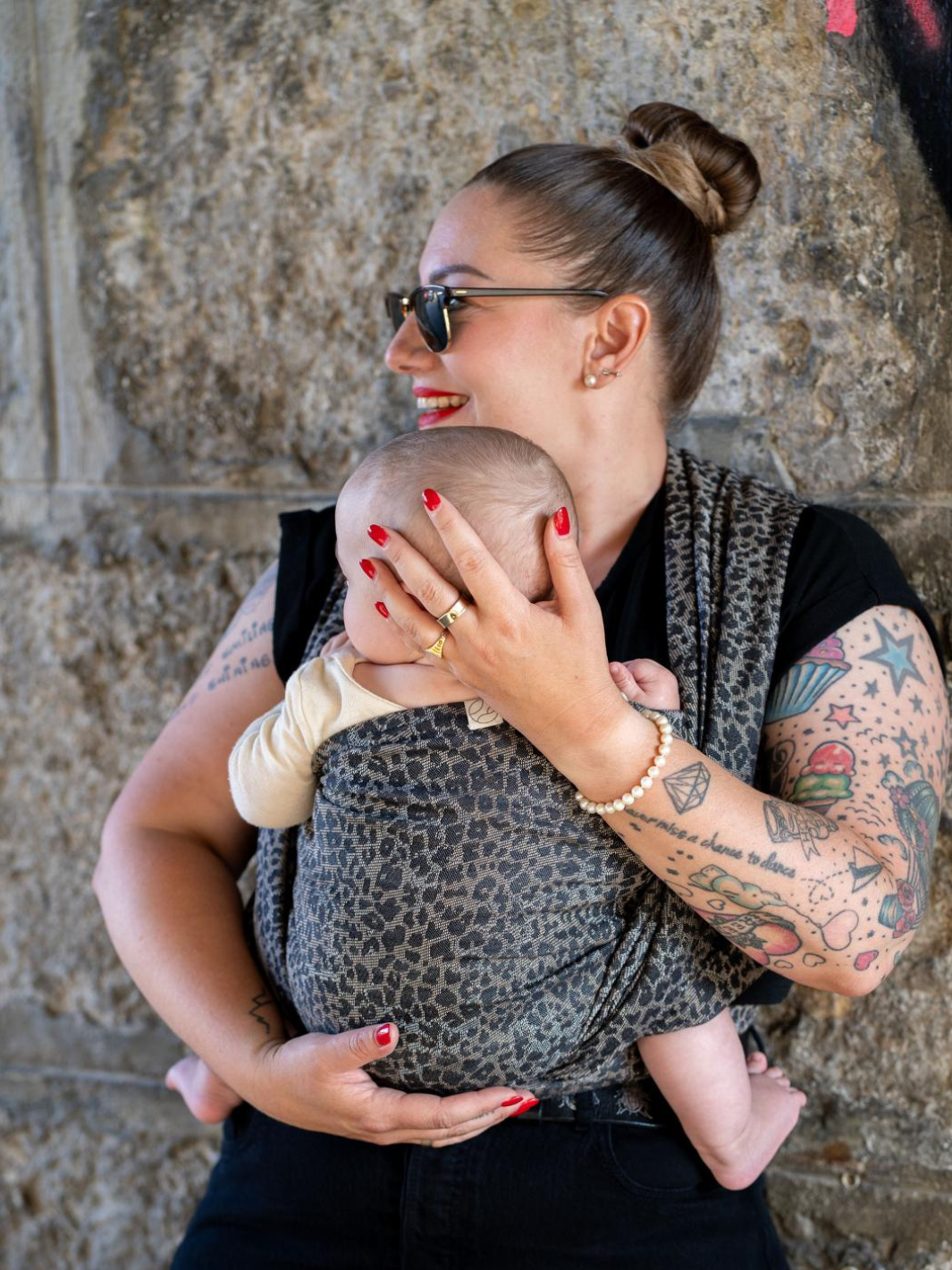 Ein Tragetuch aus Biobaumwolle im Leo Design