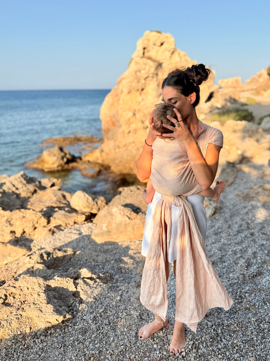 Mama trägt Baby im Camilou Oxalis Tragetuch aus Bio-Baumwolle- weich, pflegeleicht, hautfreundlich