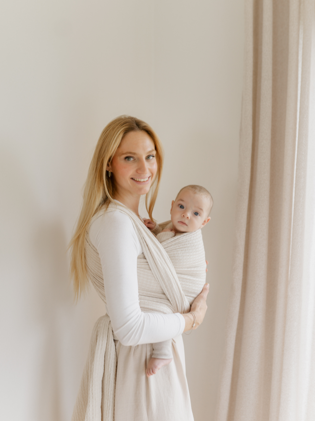 Tragetuch Momentum aus kbA-Baumwolle in natur, getragen in Wickelkreuztrage