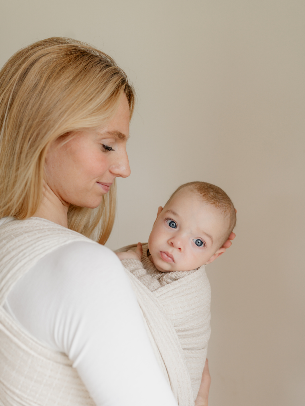 Tragetuch Momentum aus kbA-Baumwolle in natur, getragen in Wickelkreuztrage