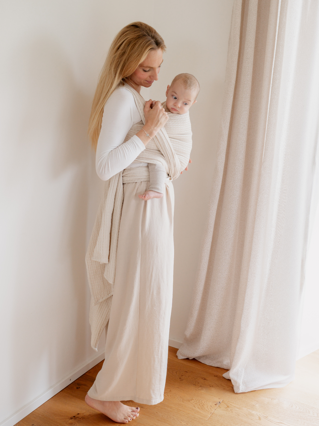 Tragetuch Momentum aus kbA-Baumwolle in natur, getragen in Wickelkreuztrage