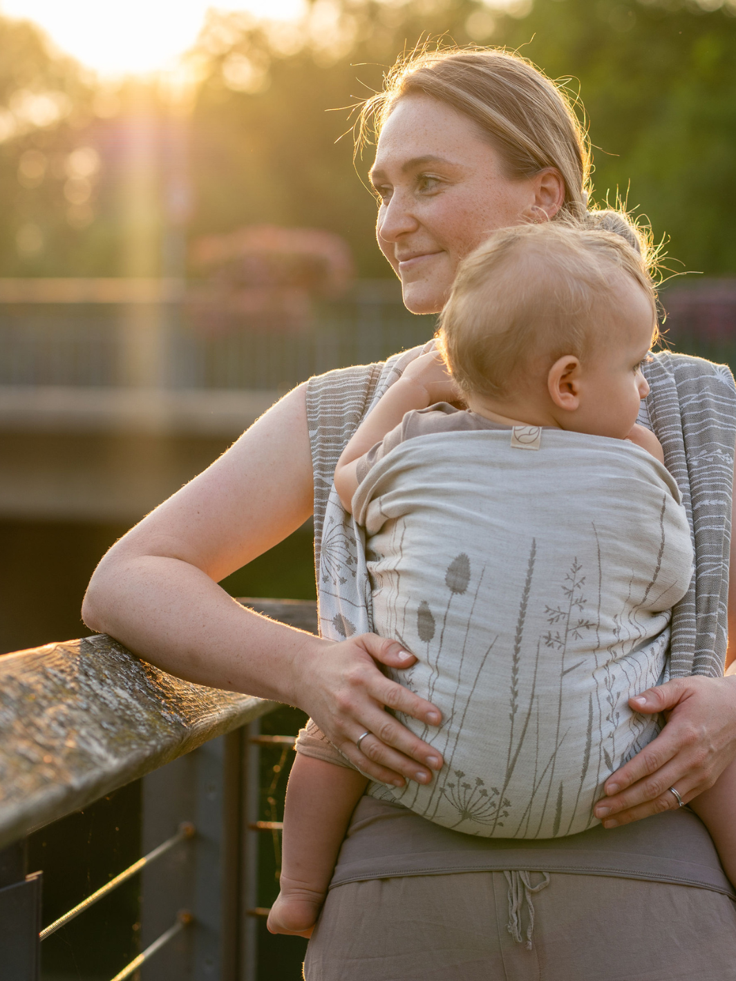 Tragetuch Herba Lino – Baby wird ergonomisch getragen, M-Position