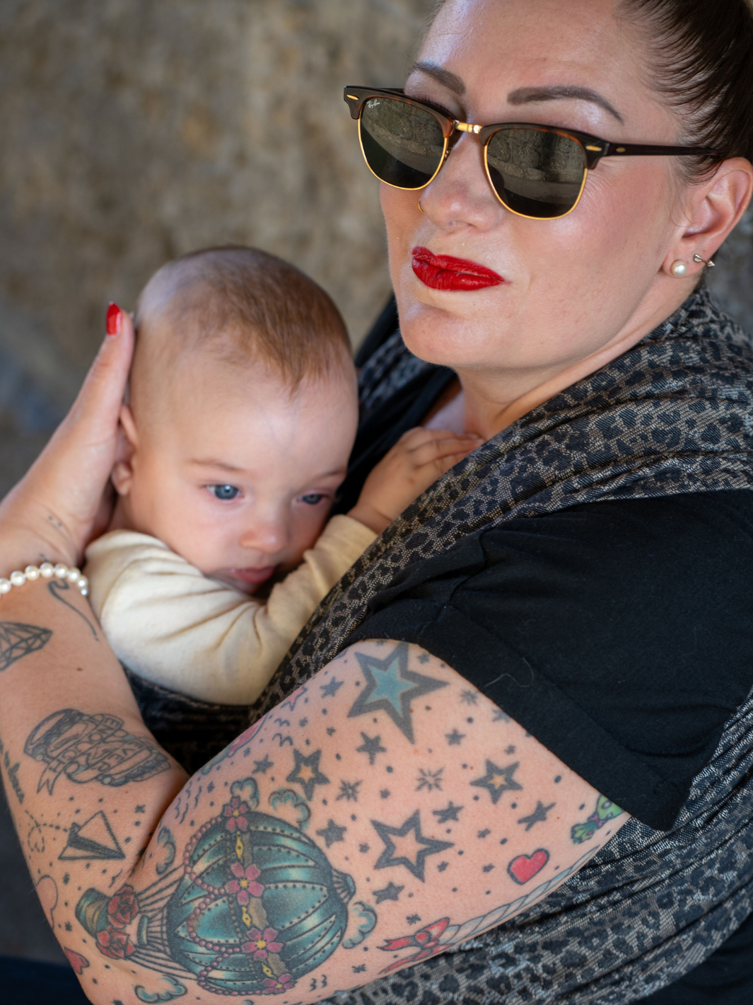 Baby und Mama mit Camilou Tragetuch Wild Lilith 