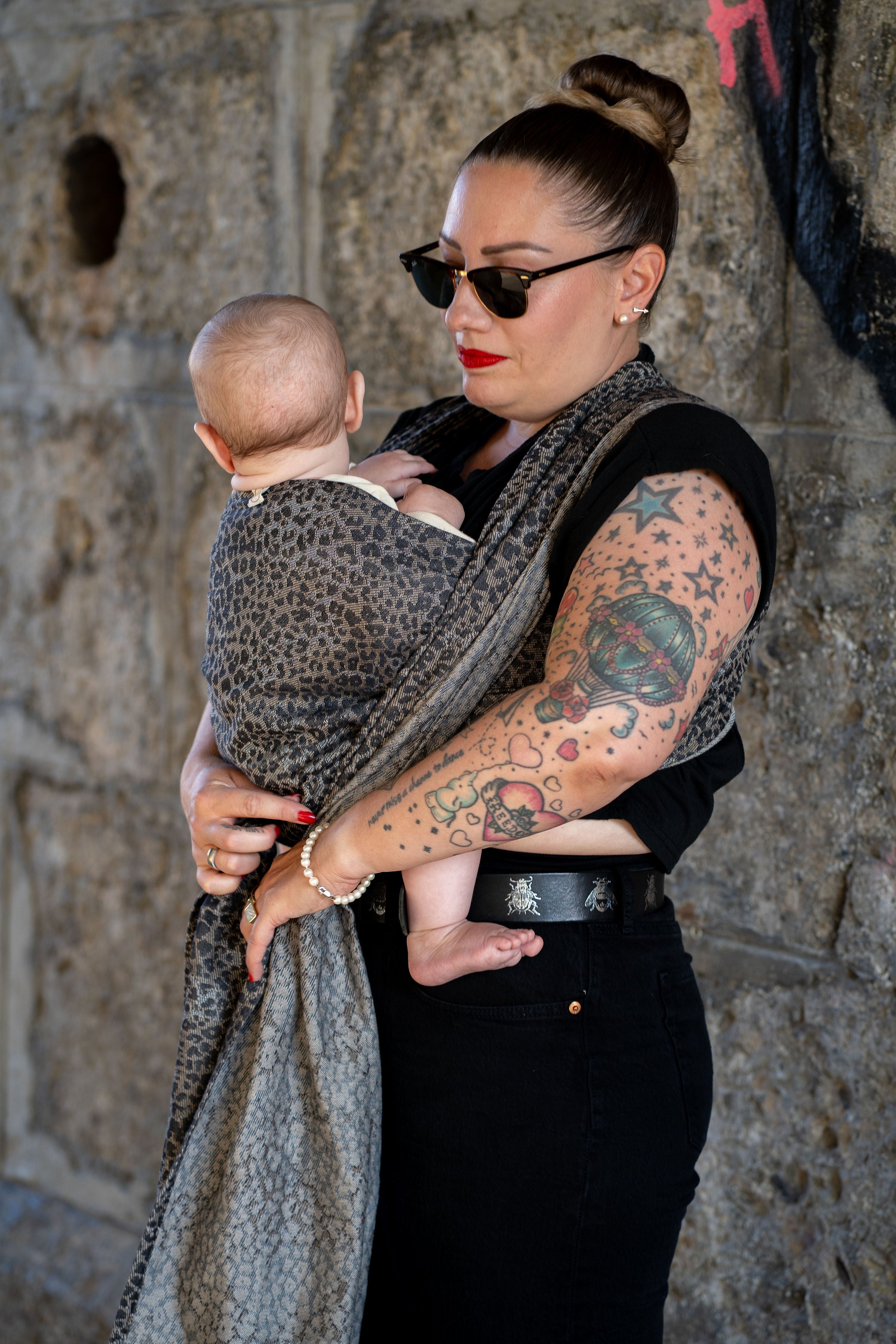 Wickelkreuztrage mit Tragetuch Camilou Wild Lilith im Leo Design